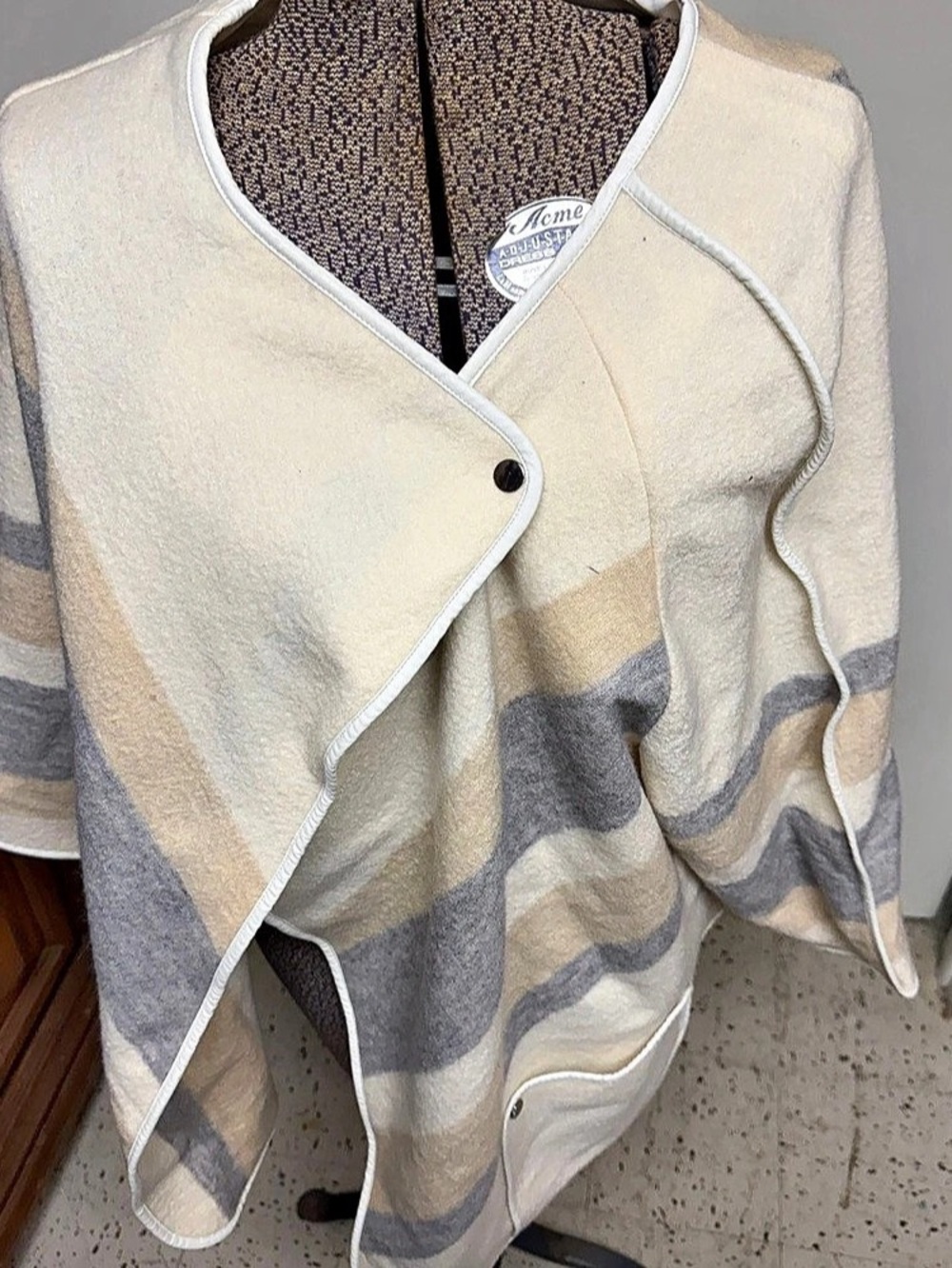 Chico's Abstract Cape in Cream & Gray Size 3 Like New